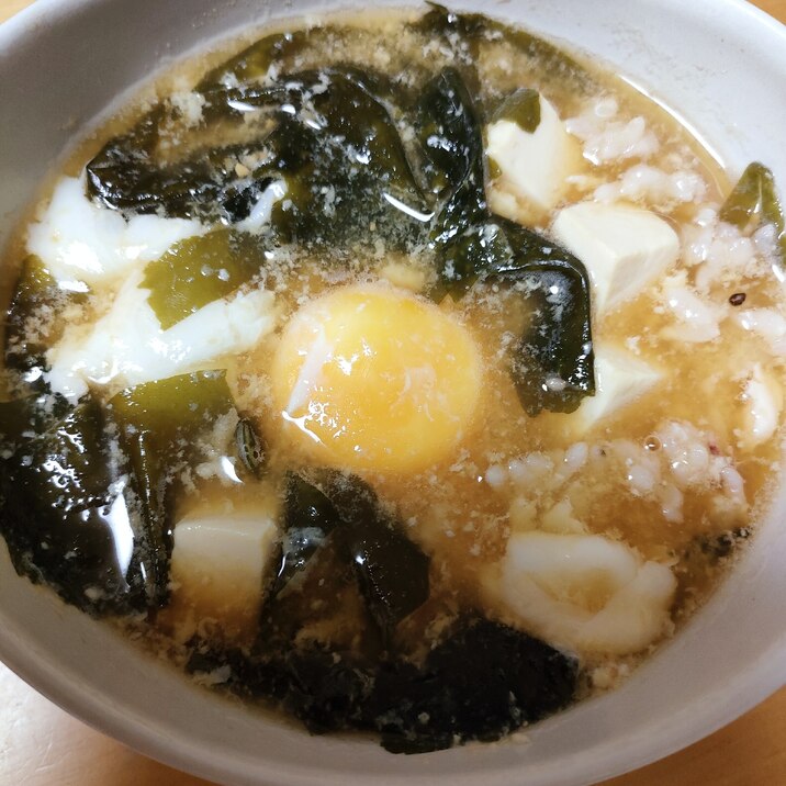 レンジで簡単！豆腐と卵の味噌雑炊